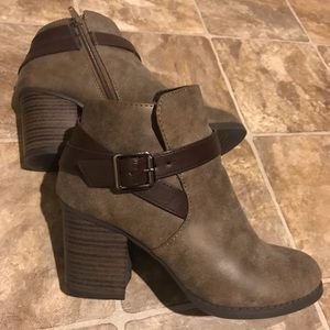 Soda Kylie taupe ankle booties